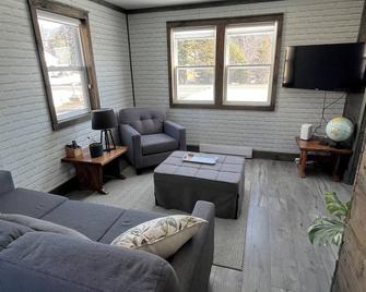 Cozy remodelled house minutes away from hiking trails and Chaleur Bay - Bathurst - Living room