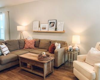 Cozy Home in the Heart of Aggieland - College Station - Living room