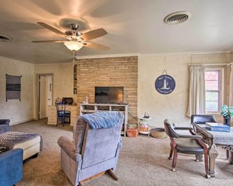 Ranch-Style Cottage - 2 Miles to Philbrook Museum! - Tulsa - Living room