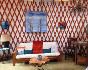 Unique and Charming BlueBird Yurt at Feathered Fox Farm - Rutherfordton - Sala de estar