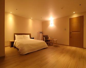 Hotel Violet - Goyang - Bedroom