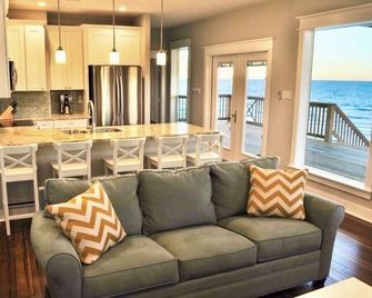 Right On the Beach! Oceanfront, 2 Master Bedrooms, Minutes from Galveston - Freeport - Sala de estar