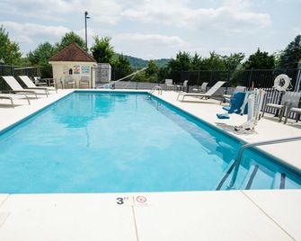 Holiday Inn Express & Suites Knoxville-North-I-75 Exit 112 By IHG - Powell - Piscina