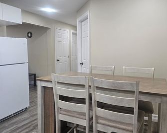 This beautiful comfy basement apartment 5 minutes from the park. - Saint John - Dining room