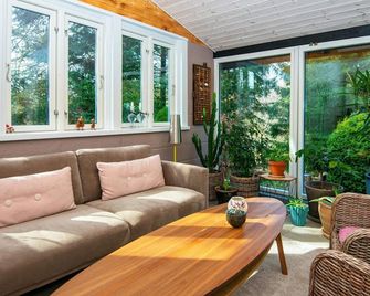 4 person holiday home in Ebeltoft-By Traum - Ebeltoft - Вітальня