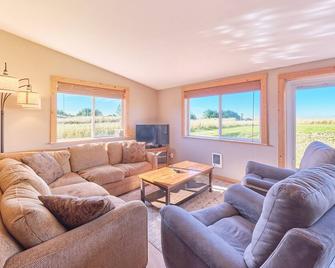 Hot Tub, Amazing Views, Ocean Front, Pets Ok (Serenity) - Ocean Park - Living room