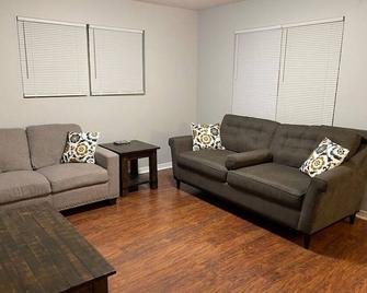 Renovated cozy cottage, pet friendly, close to Springs, sleeps 8 - High Springs - Sala de estar