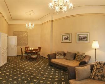 Alisa Hotel - Carlsbad - Living room