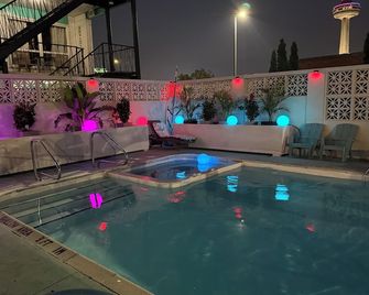 Rainbow Motor Inn - Fallsview - Niagara Falls - Pool