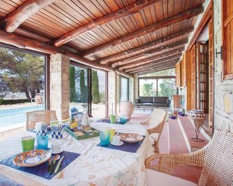 Nice home in Contursi Terme (SA) with sauna - Contursi Terme - Binnenhof