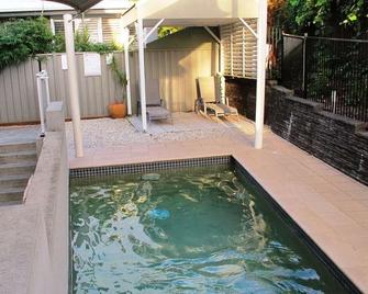 Aston Hill Motor Lodge - פורט מקווארי - בריכה
