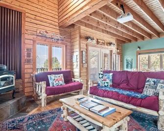 Doty's River Inn is a Peaceful 3bd in Twin Lakes - Twin Lakes (Lake County) - Living room