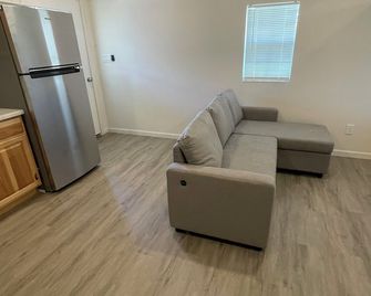 Cozy cabin with 1 bedroom and WiFi, AC & located on 40 acres with great views. - Azle - Living room