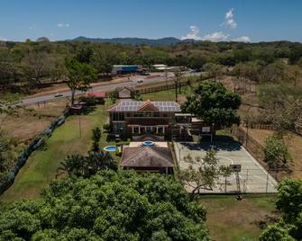 Quinta La Karpa - Esparza - Edificio