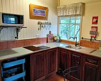 Timberloo Cottage 5 (1 Queen Bed) Spa & Wood Stove - Kalimna - Cocina