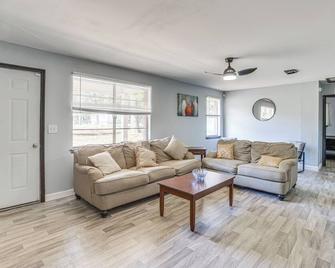 Pet-Friendly Brent Home with Spacious and Fenced Yard! - Brent - Sala de estar
