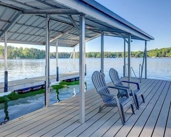 Lakefront 4BR home with sandy beach and big views! Private Dock, 15min Clemson - Seneca - Innenhof