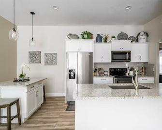 Cozy large home near Lackland AFB, Perfect Stay - Σαν Αντόνιο - Κουζίνα