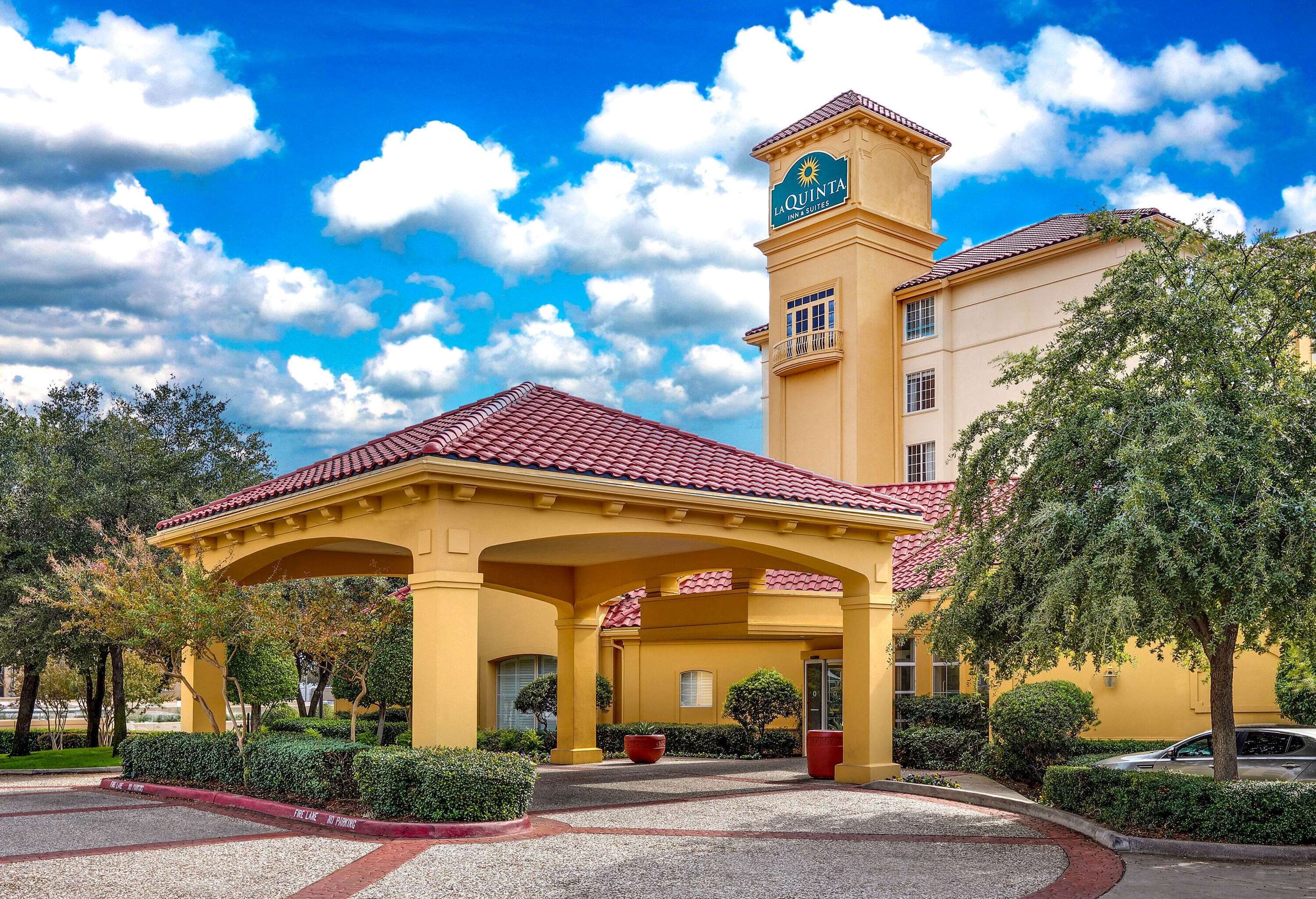La Quinta Inn & Suites by Wyndham Dallas North Central thumbnail 3