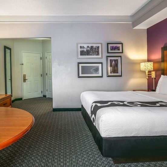 La Quinta Inn & Suites by Wyndham Dallas North Central image 1