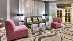 La Quinta Inn & Suites by Wyndham Dallas North Central - Dallas - Living room