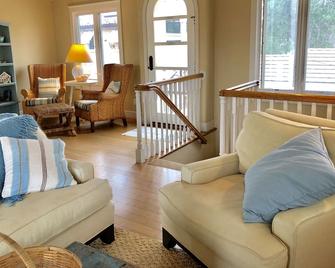 Tranquil Guesthouse just a Short Walk from the Beach - Coronado - Living room