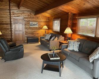Upper Silver Lake, Beautiful 5 Bedroom Lake Front Log Cabin Style Home - Mears - Living room