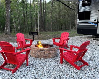 Spacious RV. 10ft ceilings! Full home size kitchen & Outside firepit and grill! - Brooksville - Terasa
