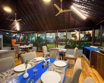 Shelton Blu Resort By Mango People - Rāmnagar - Restaurant