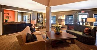 GrandStay Hotel & Suites La Crosse - La Crosse - Living room