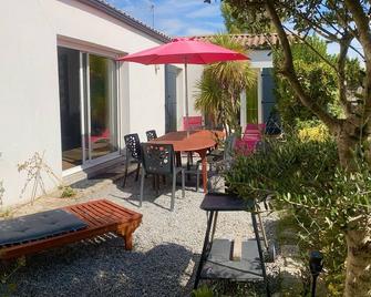 Classified house for 6pers, 3 bedrooms with garden 700m from the sea/ ref : Ang T4 - Angoulins - Patio