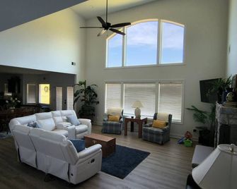 Sleeps 6+. Amazing Fly-in or Drive-in Hangar Home minutes from Pinehurst! - Carthage - Soggiorno