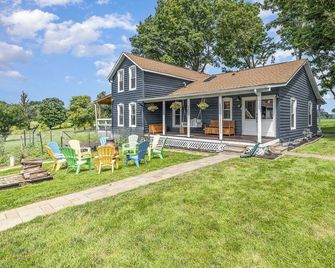 The Good Farm: Farmhouse + BarnBnB on 44 acres! - Valparaiso - Terasa