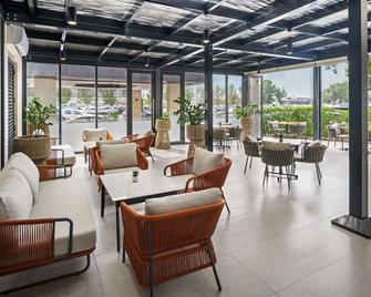 Radisson Blu Hotel, Dubai Deira Creek - Dubái - Sala de estar