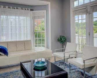 Great Location End unite luxury 3 level townhouse. 2 car Garage, - Lorton - Living room