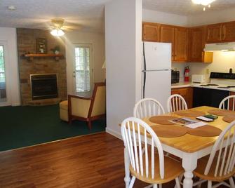 The Hot Tub Cabin at the Barn @ LakePointe Resort - no cleaning fees! - Russell Springs - Dining room