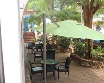Al Nisaa Hotel & Spa - Jinja - Patio