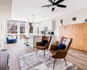 Horseshoe Hideaway Luxe Studio 1 Block to Main St - Golden - Living room