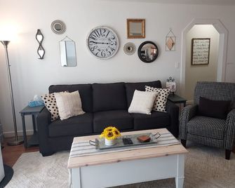Hometown Fave - Spacious 2-Bdrm Cottage Near Downtown Albany & Close To Osu - Albany - Wohnzimmer