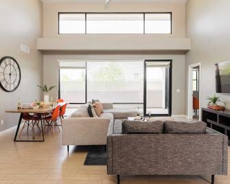 Ivory Buyout By AvantStay Two Home Buyout Near Old Town w Large Patio - Scottsdale - Salon