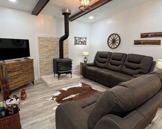 Lakefront cozy cabin&jetski. - Onalaska - Living room