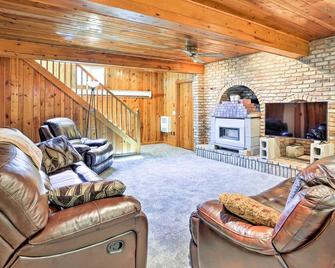 Walk to Downtown: Custer Retreat w/ Fire Pit! - Custer - Living room