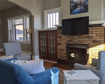 The Lewis House-Upper Level-A Peaceful Spot! - Laramie - Living room