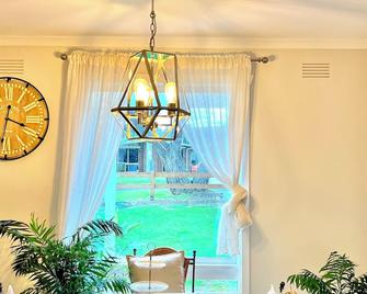Rosebud Lovely House - Mornington Peninsula Holiday Rental, All-Season Family-Friendly Mornington Pe - Rosebud - Dining room