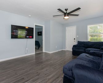 Cheerful 3 bedroom house near downtown and close to hospitals - Temple - Living room