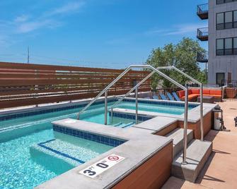 Luxury 1 Br Apt In Dwntwn Dsm Hot Tub! - Des Moines - Pool