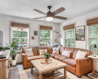 Blue Mountain Cottage - New Market - Huiskamer