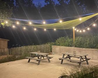 Country Beach Hideaway -10 min to Narragansett/Newport and beautiful RI beaches! - North Kingstown - Patio
