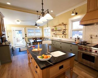 AK Dice House · Large Gracious Home on Lovely Catherine Street - Walla Walla - Kuchyň
