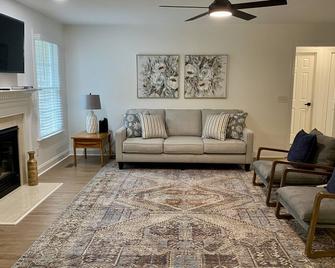 Fully Remodeled Home w/Fenced Private Backyard - Sanford - Living room